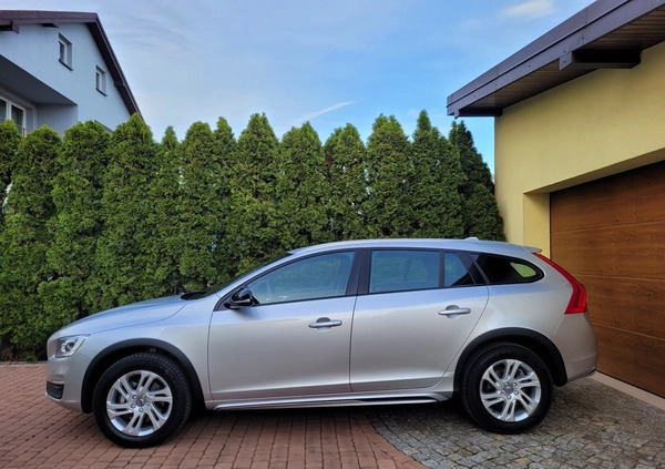 Volvo V60 Cross Country cena 61700 przebieg: 230000, rok produkcji 2018 z Opoczno małe 704